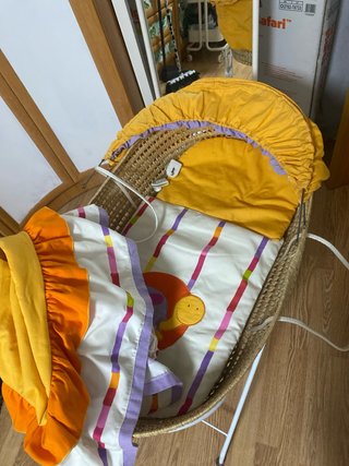 Moisés de mimbre con patas
