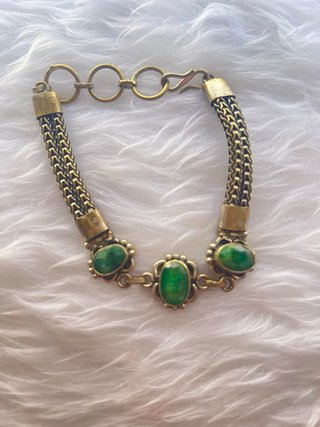 Tarro con joyas y pins Stradivarius