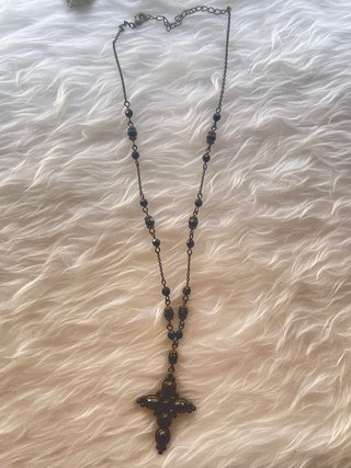 Tarro con joyas y pins Stradivarius