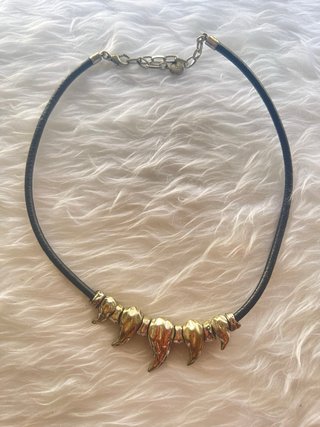 Tarro con joyas y pins Stradivarius
