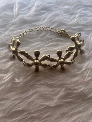 Tarro con joyas y pins Stradivarius