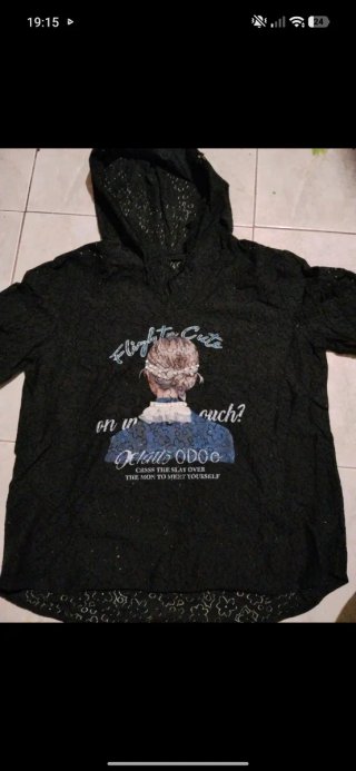 Sudadera con capucha y encaje negro