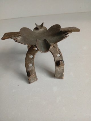 Cenicero de metal con diseño  herraduras.