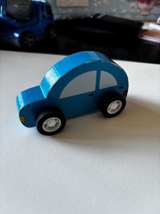 Coche de madera azul rueda perfectamente