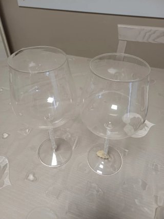 Calici da vino con stelo decorato