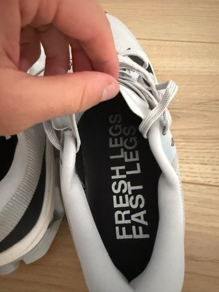 Zapatillas Grises y Blancas