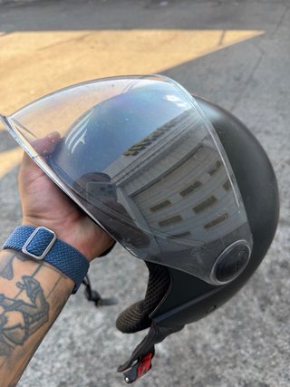 Casco de moto con visera