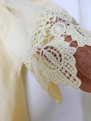 Blusa amarilla con encaje