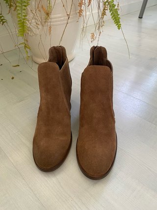 Botín en piel afelpada color camel tacón 7cm