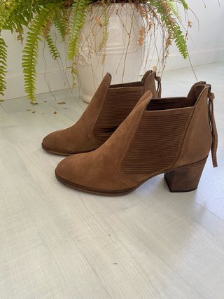 Botín en piel afelpada color camel tacón 7cm