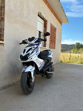 Yamaha Aerox 50cc Blanca y Morada