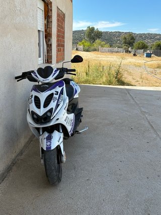 Yamaha Aerox 50cc Blanca y Morada