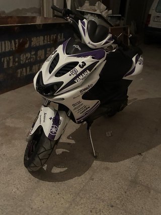 Yamaha Aerox 50cc Blanca y Morada