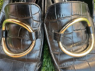 Mocasines Mango efecto piel cocodrilo dorados