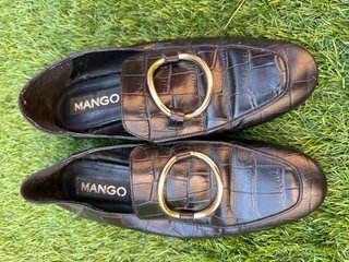 Mocasines Mango efecto piel cocodrilo dorados