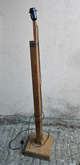 Lámpara de pie rústica madera regulable.