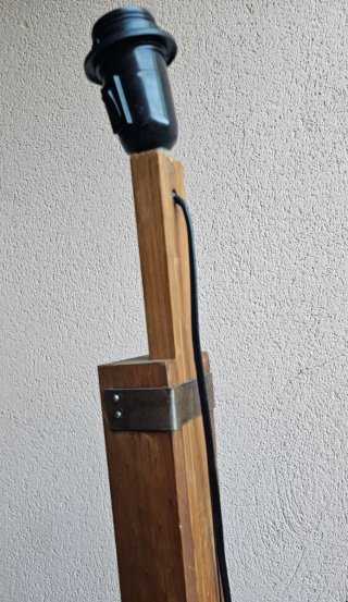 Lámpara de pie rústica madera regulable.