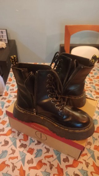 Botas de caña alta negras. Sin marca