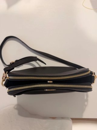 Bolso bandolera negro con detalles dorados