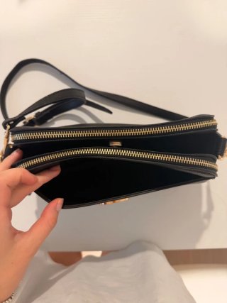Bolso bandolera negro con detalles dorados