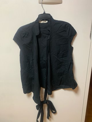 Blusa negra cruzada con lazada
