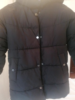 Abrigo acolchado plumífero negro cuello alto
