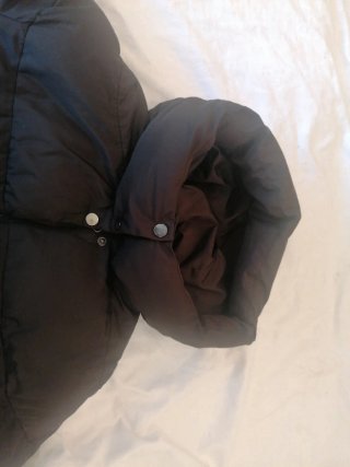Abrigo acolchado plumífero negro cuello alto