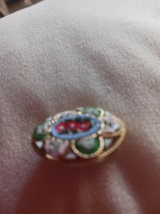 Bonito broche con pedrería incrustada