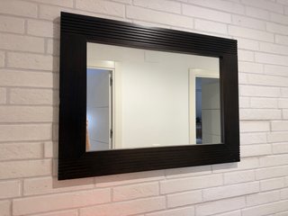 Recibidor de madera con espejo