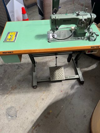 Máquina de coser Refrey con mesa