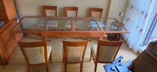 Mesa de comedor de madera y cristal