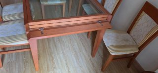 Mesa de comedor de madera y cristal