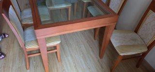Mesa de comedor de madera y cristal