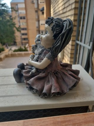 Figura niña con gatito