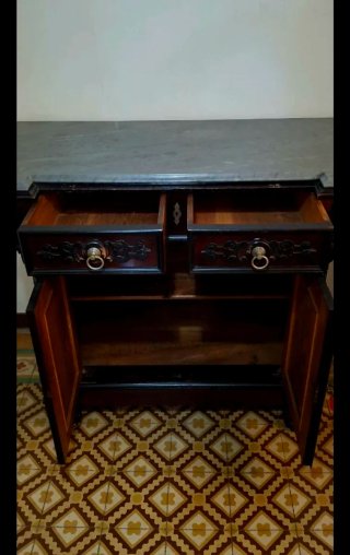 Mueble de madera oscuro con cajones y puertas
