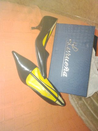 Zapatillas Lourdeña tacón negro y amarillo