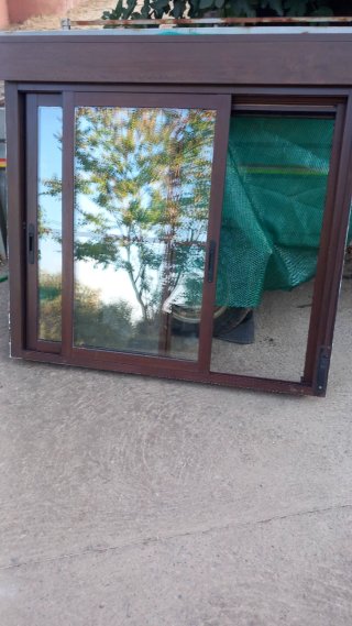 Ventana corredera aluminio imitacion madera.