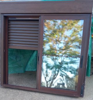 Ventana corredera aluminio imitacion madera.