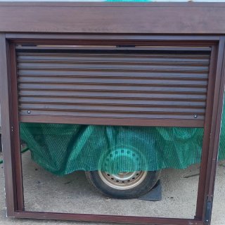 Ventana corredera aluminio imitacion madera.