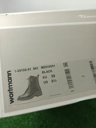 Botines negros cordones y tachuelas