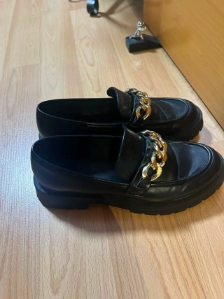 Mocasines negros Lefties con cadena dorada