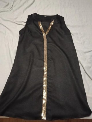Vestido negro con detalles dorados talla L