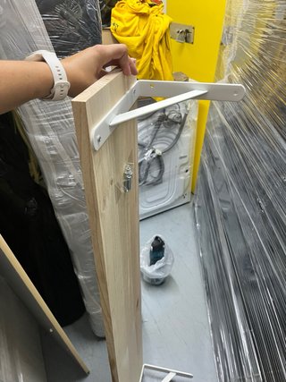 Estantería de madera con soporte