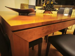 Mueble de salón madera y cristal mesa y sillas