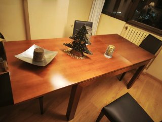 Mueble de salón madera y cristal mesa y sillas