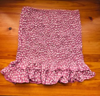 Falda corta floral con volantes