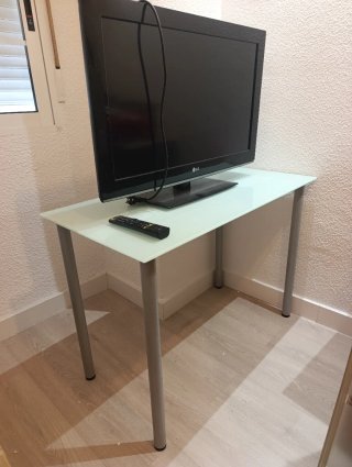 Mesa cristal y TV LG. Recoger Alicante o Albacete