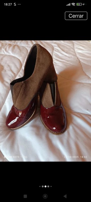 Zapatos de piel marrones y burdeos
