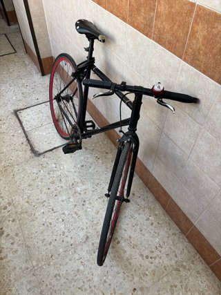 Bicicleta negra con ruedas rojas