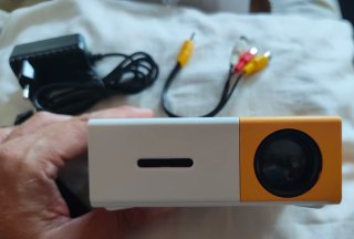 Mini proyector Zerone amarillo y blanco